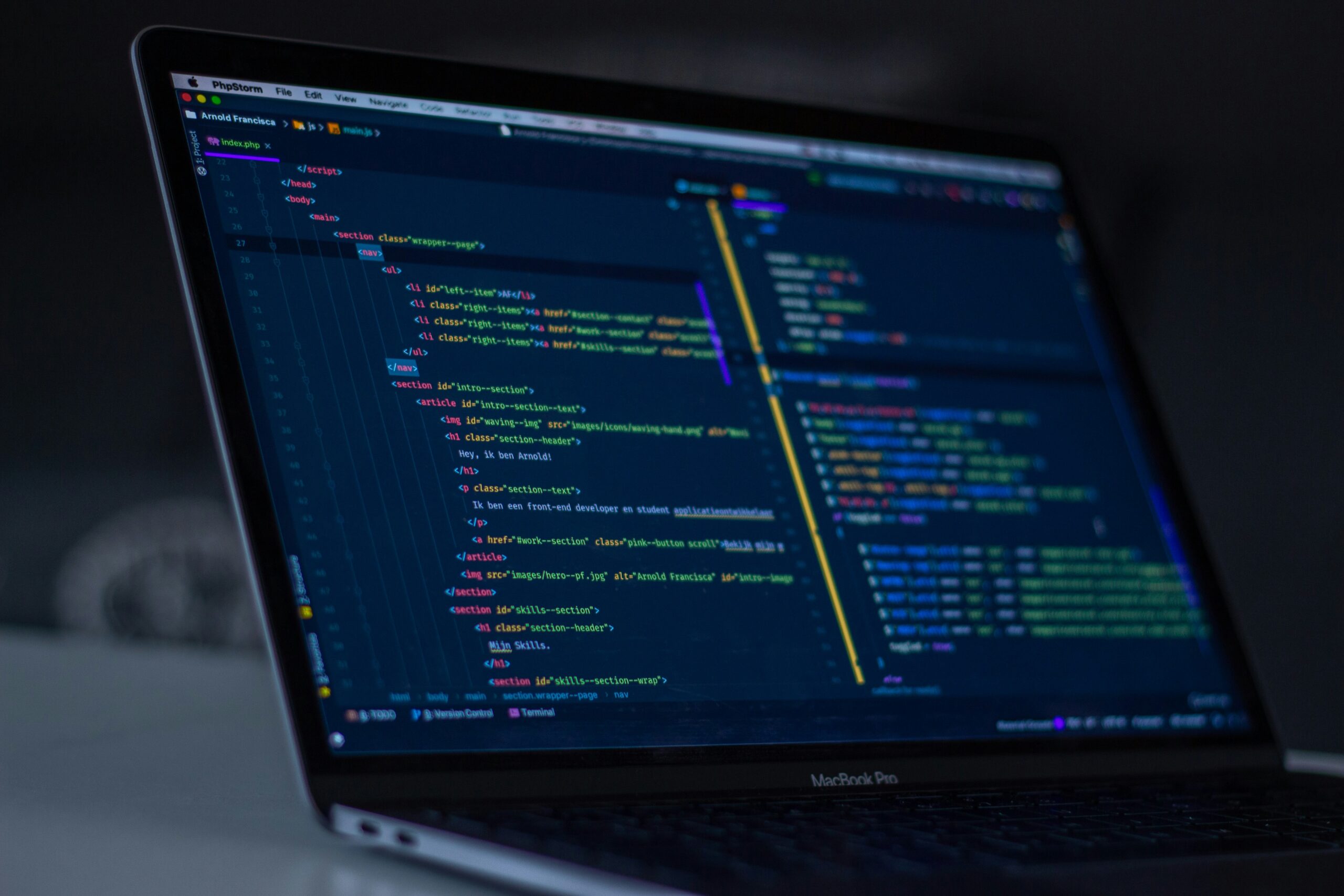 Egyedi Szoftverfejlesztés VE-Matéria Egyedi szoftverfejlesztés és programozás folyamata egy sötét környezetben lévő laptop képernyőjén megjelenő forráskóddal.